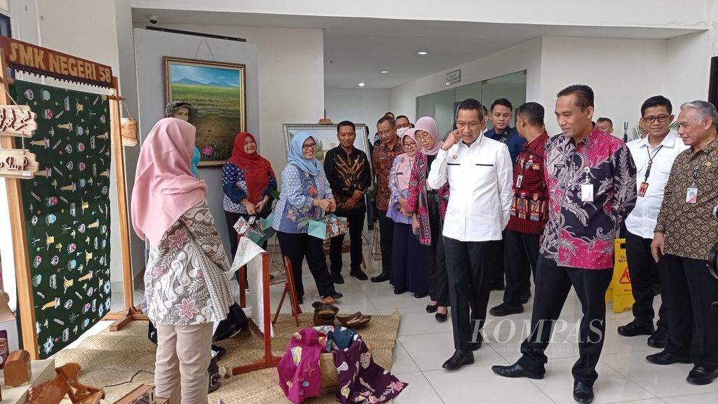 Penjabat Gubernur DKI Jakarta Heru Budi Hartono ketika meninjau pameran sebelum pengarahan tertutup kepada pejabat dalam lingkup Dinas Pendidikan DKI Jakarta, Kamis (13/4/2023).