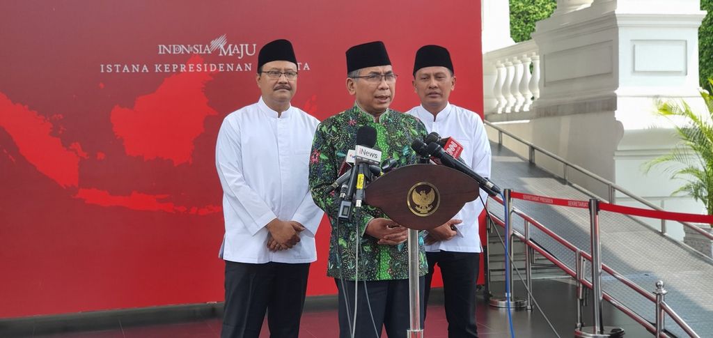 Ketua Umum Yahya Cholil Staquf (tengah), Sekretaris Jenderal Saifullah Yusuf (kiri), dan Bendahara Umum Gudfan Arif (kanan) memberikan keterangan kepada wartawan seusai bertemu Presiden Joko Widodo di Istana Merdeka, Jakarta, Kamis (22/8/2024).