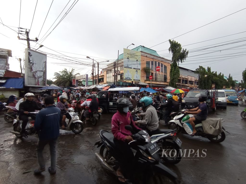 Kepadatan lalu lintas di Pasar Induk Rau, Kecamatan Serang, Kota Serang, Banten, Jumat (4/3/2022). Setelah banjir nyaris di seluruh kota, aktivitas warga berangsur normal.
