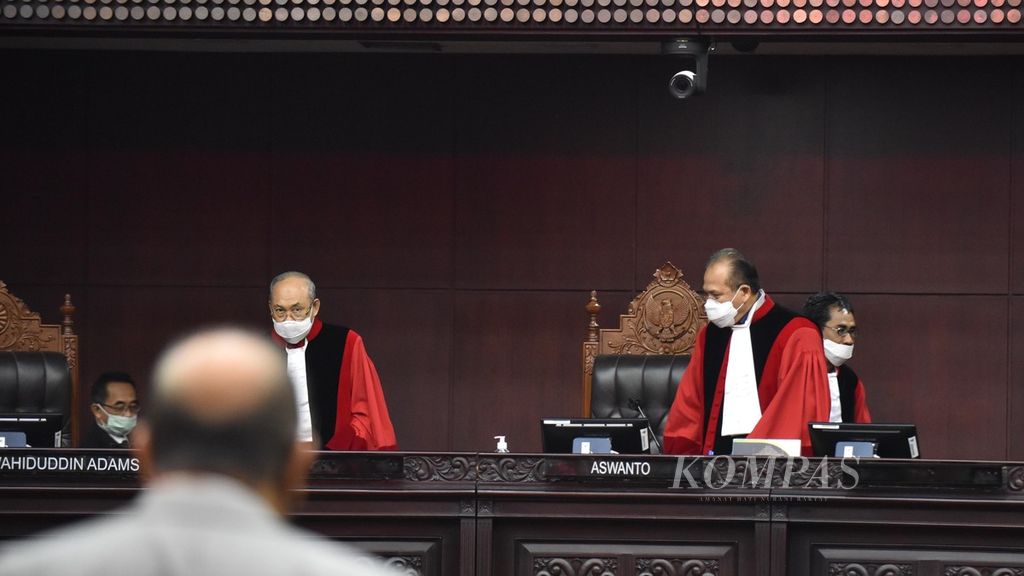 Wakil Ketua Mahkamah Konstitusi Aswanto (tengah) bersama Hakim Konstitusi Wahiduddin Adams (kiri) dan Hakim Konstitusi Daniel Yusmic P Foekh memimpin sidang di Gedung MK Jakarta, Juli 2020. 