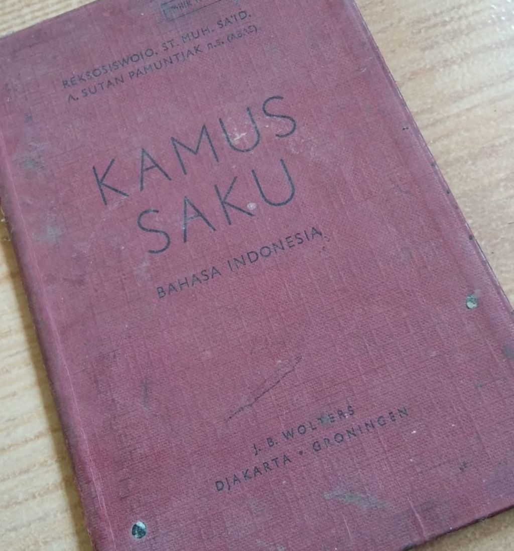 <i>Kamus Saku Bahasa Indonesia</i> karya Reksosiswojo, St M Said, dan A Sutan Pamuntjak.