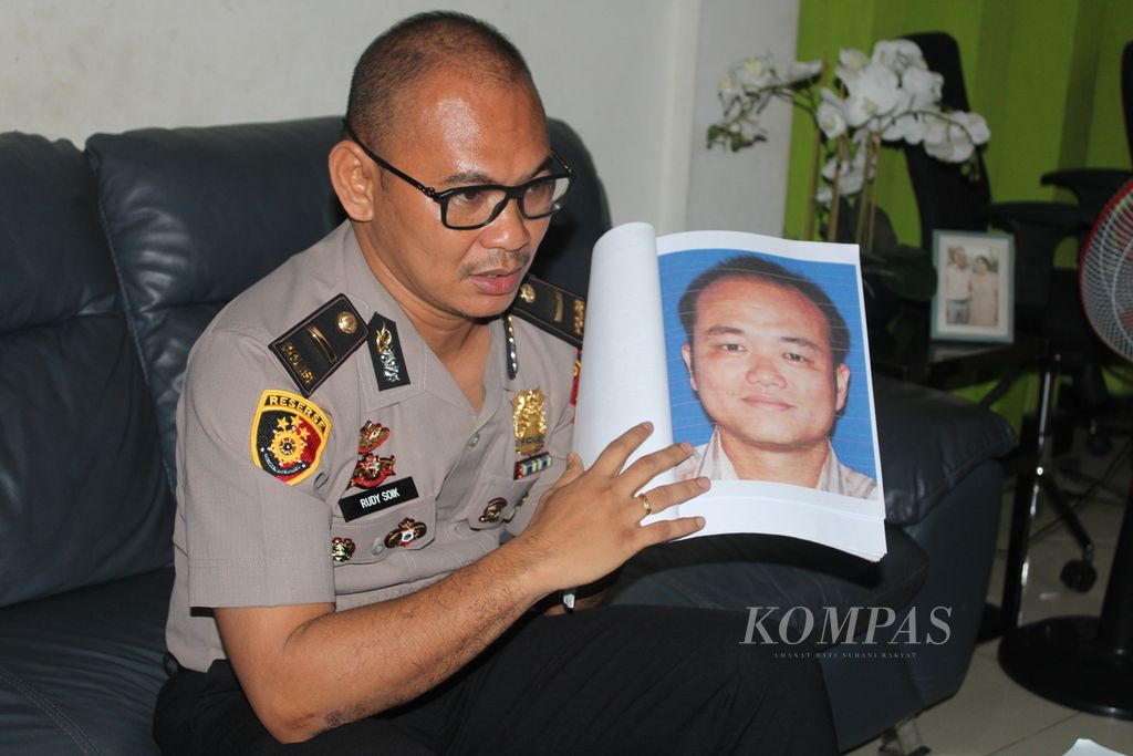 Inpektur Dua Rudy Soik membeberkan sejumlah bukti terkait mafia bahan bakar minyak bersubsidi yang diduga melibatkan oknum anggota Polda NTT. Setelah mengungkap kasus itu, Rudy menjalani sidang kode etik di Polda NTT. Rudy ditemui di rumahnya di Kota Kupang, NTT, Sabtu (31/8/2024) malam.