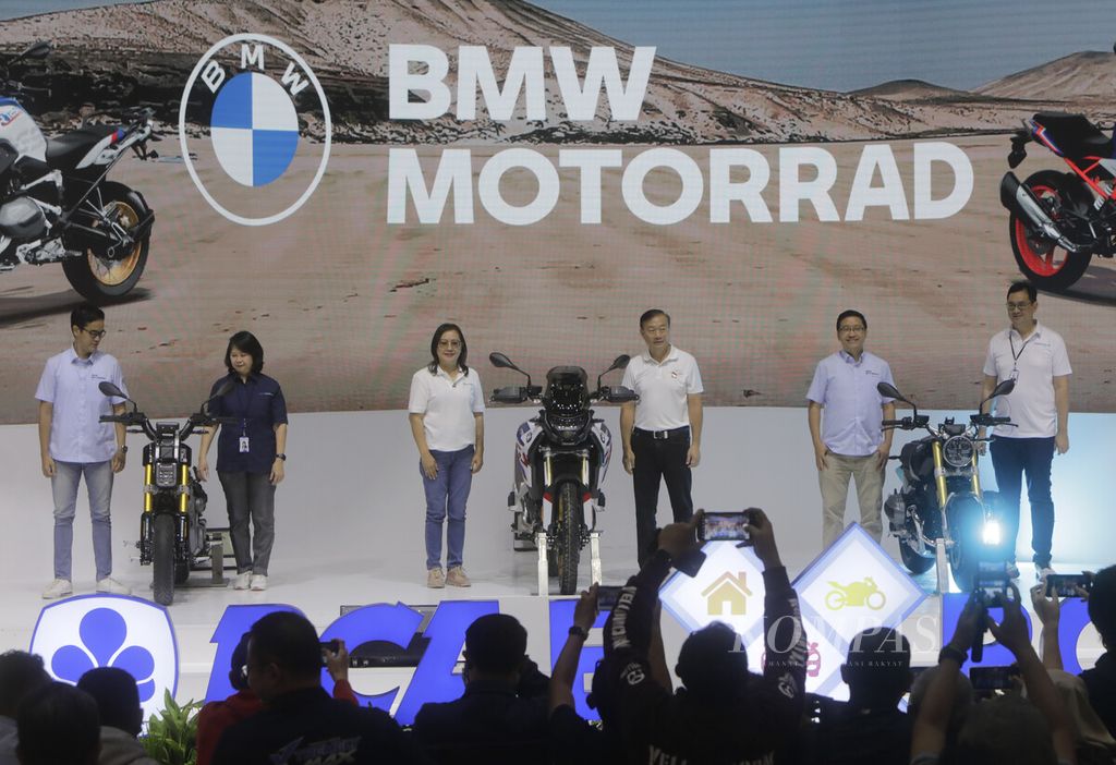 Peluncuran tiga motor BMW terbaru, yaitu motor listrik BMW CE 02, F 900 GS, dan R12 nineT, di ajang BCA Expo di ICE BSD, Kabupaten Tangerang, Banten, Jumat (16/8/2024). 