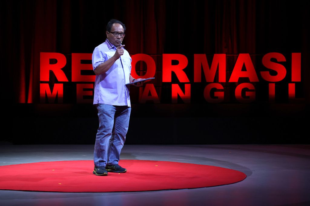 Wakil Pemimpin Umum Harian <i>Kompas</i> Budiman Tanuredjo menjadi narasumber dalam sarasehan bertajuk Reformasi Memanggil; 25 Tahun Reformasi bersama Aldera di Jakarta, Jumat (19/8/2023). Sarasehan ini digelar harian <i>Kompas </i>bersama Yayasan Aldera untuk memperingati 25 tahun reformasi 1998. 