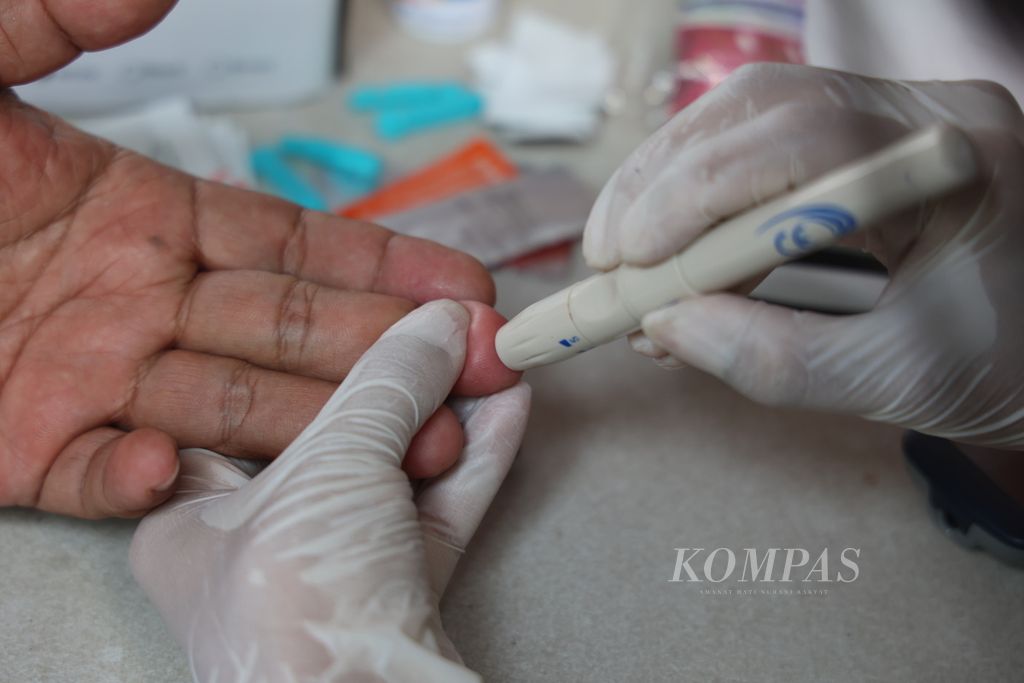 Calon anggota KPPS menjalani tes kesehatan di RPTRA Mawar, Lebak Bulus, Jakarta, Rabu (13/12/2023). Komisi Pemilihan Umum merekrut tenaga KPPS sebanyak 5.741.127 orang yang akan bertugas di 820.162 tempat pemungutan suara.