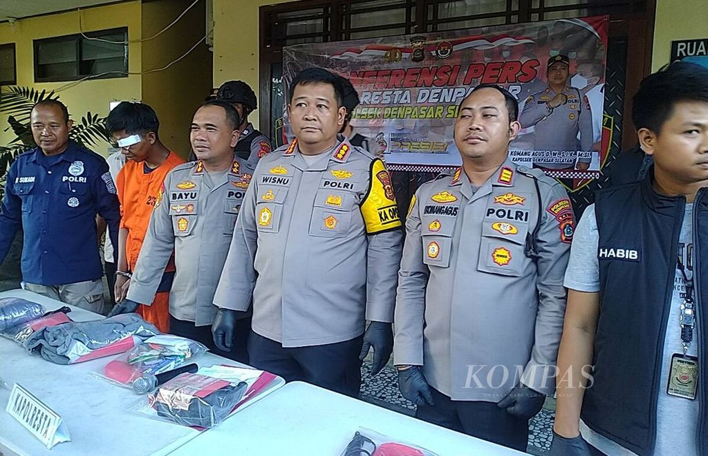 Kepala Polresta Denpasar Komisaris Besar Wisnu Prabowo (tengah) memberi keterangan dalam konferensi pers perihal pengungkapan kasus pembunuhan, Minggu (5/5/2024), di Kantor Polsek Denpasar Selatan, Kota Denpasar.