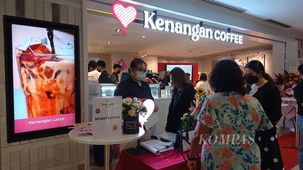 Suasana pembukaan gerai pertama Kopi Kenangan di luar negeri di Suria KLCC, Petronas Twin Tower, Kuala Lumpur, Malaysia, Senin (17/10/2022) sore.