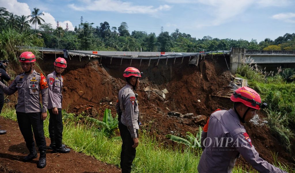 Situasi permukaan jalan tol yang longsor di Tol Bogor Ciawi Sukabumi (Bocimi) Km 64 di Desa Purwasari, Cicurug, Kabupaten Sukabumi, Jawa Barat, Kamis (4/4/2024).
