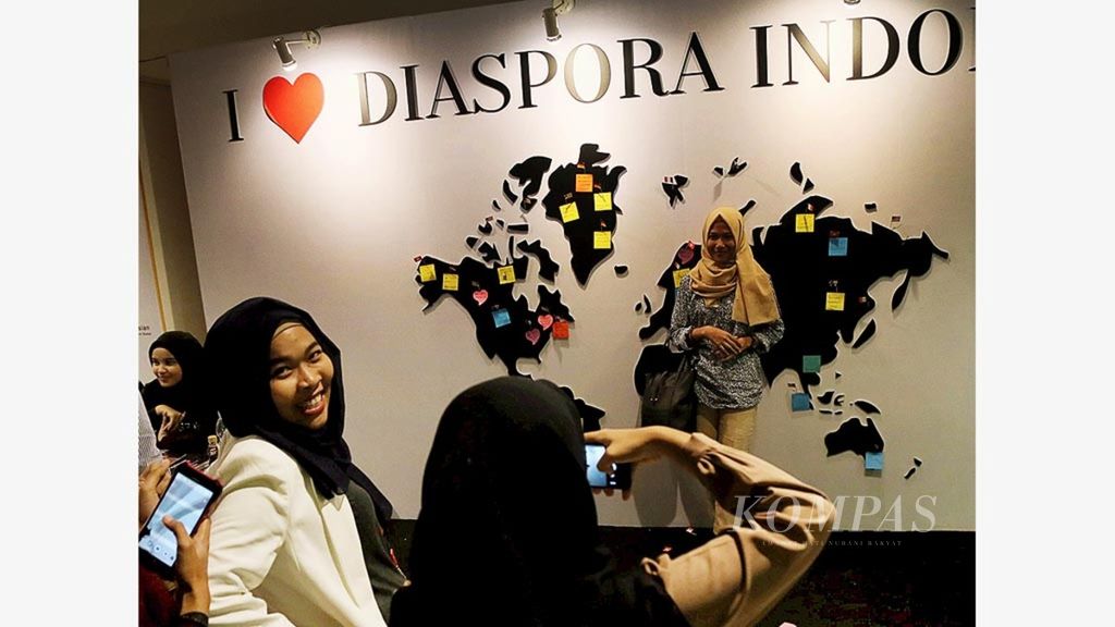 Pengujung Kongres Ke-4 Diaspora Indonesia berfoto di lokasi kongres di Pusat Perbelanjaan Kota Kasablanka, Jakarta, Jumat (1/7/2017).