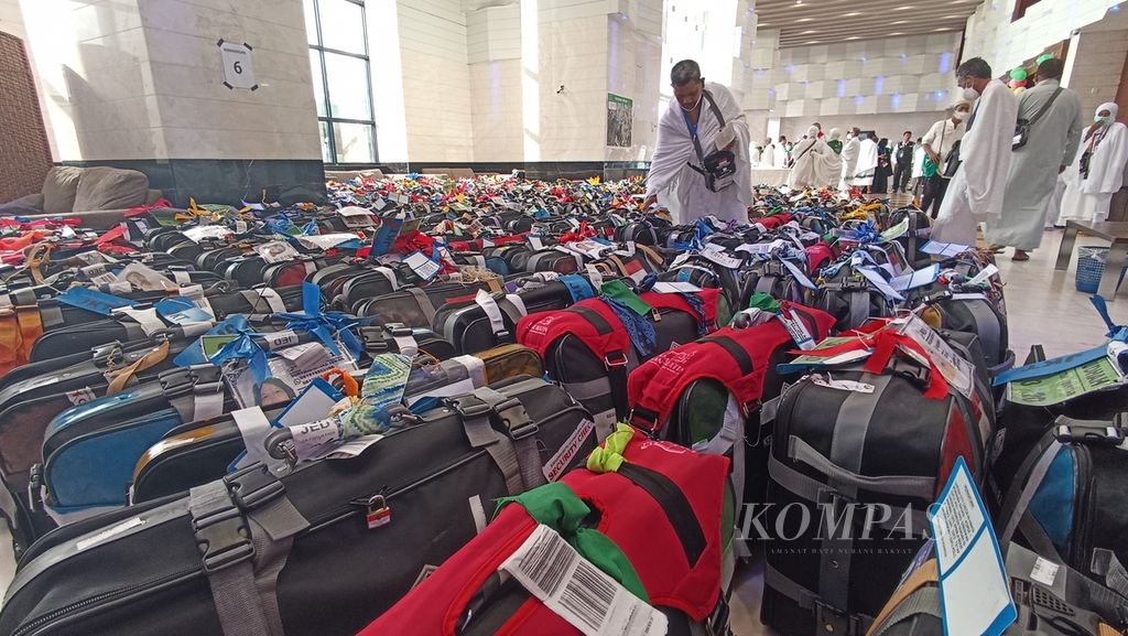 Seorang anggota jemaah haji tengah memeriksa tas koper yang baru diturunkan dari bus penjemput di Hotel Luluah di Raudah, Mekkah, Arab Saudi, Minggu (19/6/2022).