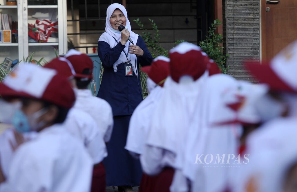 Guru memberikan pengarahan kepada para murid pada hari pertama sekolah tahun ajaran baru 2022/2023 di SDN 11 Pondok Bambu, Jakarta, Senin (11/7/2022). 