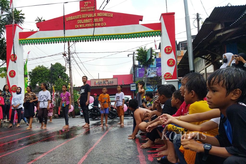 Hujan deras tidak menyurutkan antusiasme dan keceriaan anak-anak di Kelurahan Sukabumi Utara, Kebon Jeruk, Jakarta Barat, mengikuti lomba lari dan memecahkan balon, Rabu (17/8/2022).
