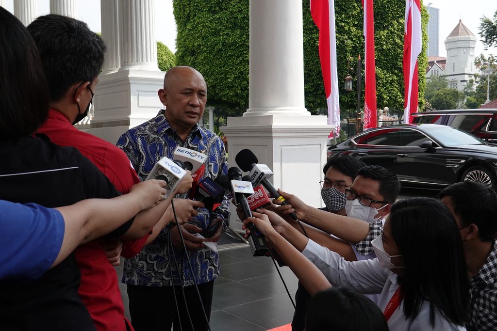 Menteri Koperasi dan Usaha Kecil Menengah (Menkop dan UKM) Teten Masduki dalam keterangan pers selepas mengikuti rapat terbatas yang dipimpin oleh Presiden Joko Widodo di Istana Merdeka, Jakarta, Senin (18/7/2022).