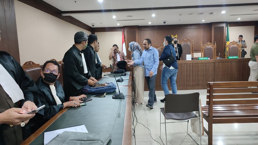 Para terdakwa menyalami jaksa penuntut umum seusai pembacaan putusan dalam sidang tindak pidana pemilu yang terjadi di wilayah kerja Panitia Pemilu Luar Negeri (PPLN) Kuala Lumpur yang dilangsungkan di Pengadilan Negeri Jakarta Pusat, Kamis (21/3/2024). 