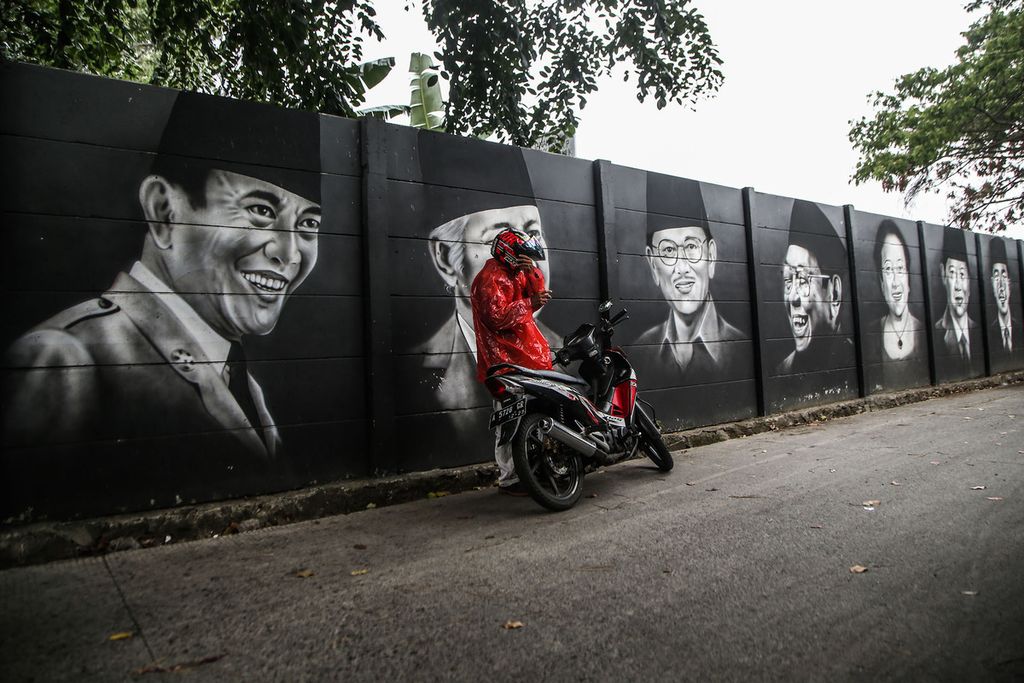 Lukisan para presiden Republik Indonesia tergambar di sebuah tembok di kawasan Cipondoh, Tangerang, Banten, Rabu (18/8/2021). 