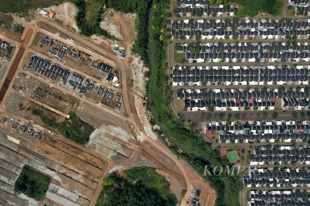 Lanskap pembangunan rumah tapak di kompleks perumahan di kawasan Karang Tengah, Pagedangan, Tangerang, Banten, Minggu (23/7/2023). 