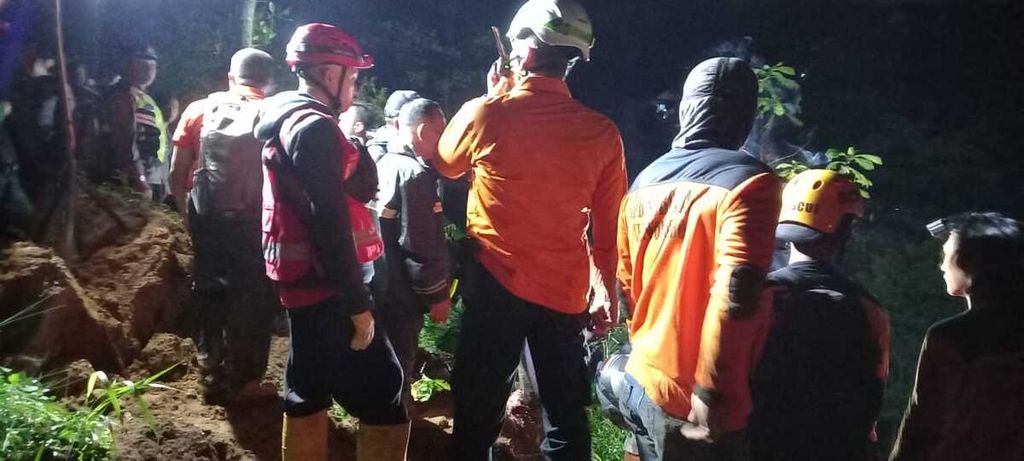 Tim SAR gabungan berusaha mengevakuasi pengendara sepeda motor yang tertimpa material longsor di Derongisor, Kecamatan Mojotengah, Kabupaten Wonosobo, Jawa Tengah, Jumat (28/4/2023) malam.