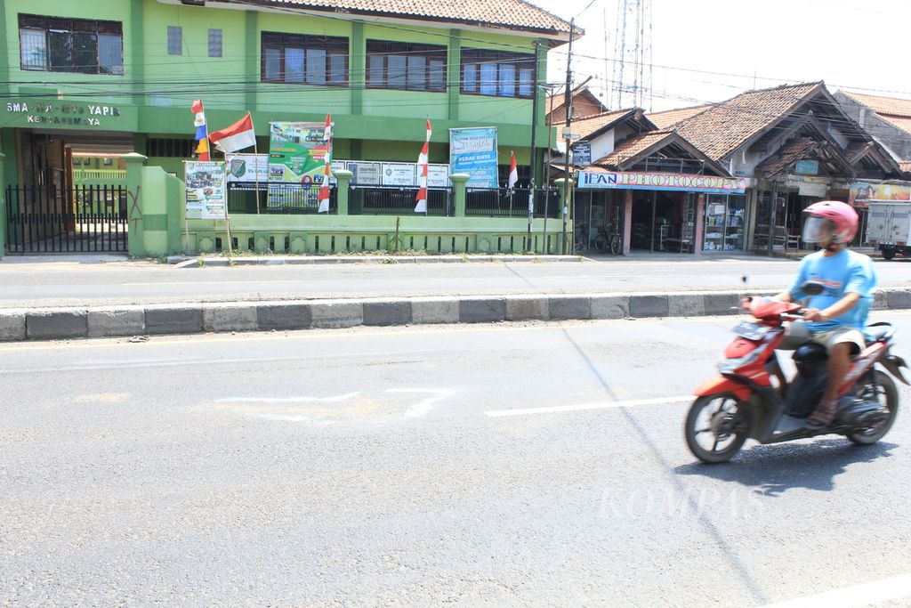 Kendaraan melintas di jalur pantai utara, tepatnya Desa Tulungagung, Kecamatan Kertasemaya, Kabupaten Indramayu, Jawa Barat, Selasa (8/8/2023). Kecelakaan maut terjadi di jalur itu pada Selasa pagi. Tiga pelajar meninggal dalam kejadian itu.