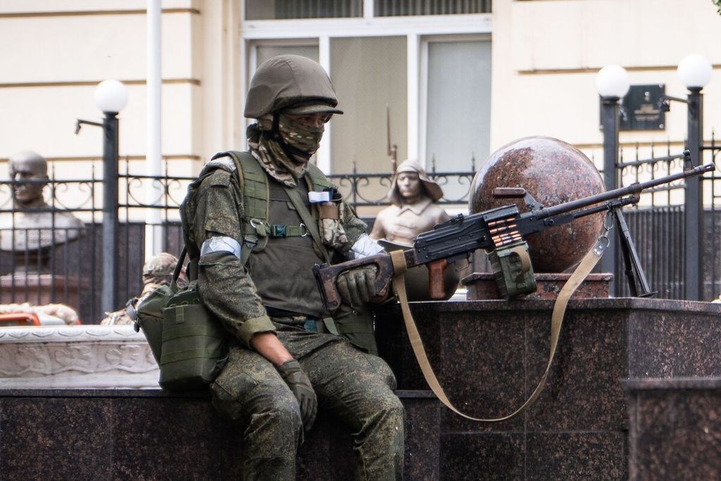 A Wagner Group soldier, a Russian mercenary military, is on guard while taking over the city of Rostov-on-Don, on Saturday (24/6/2023). President Vladimir Putin called the military coup by Wagner a stab in the back against his government.
