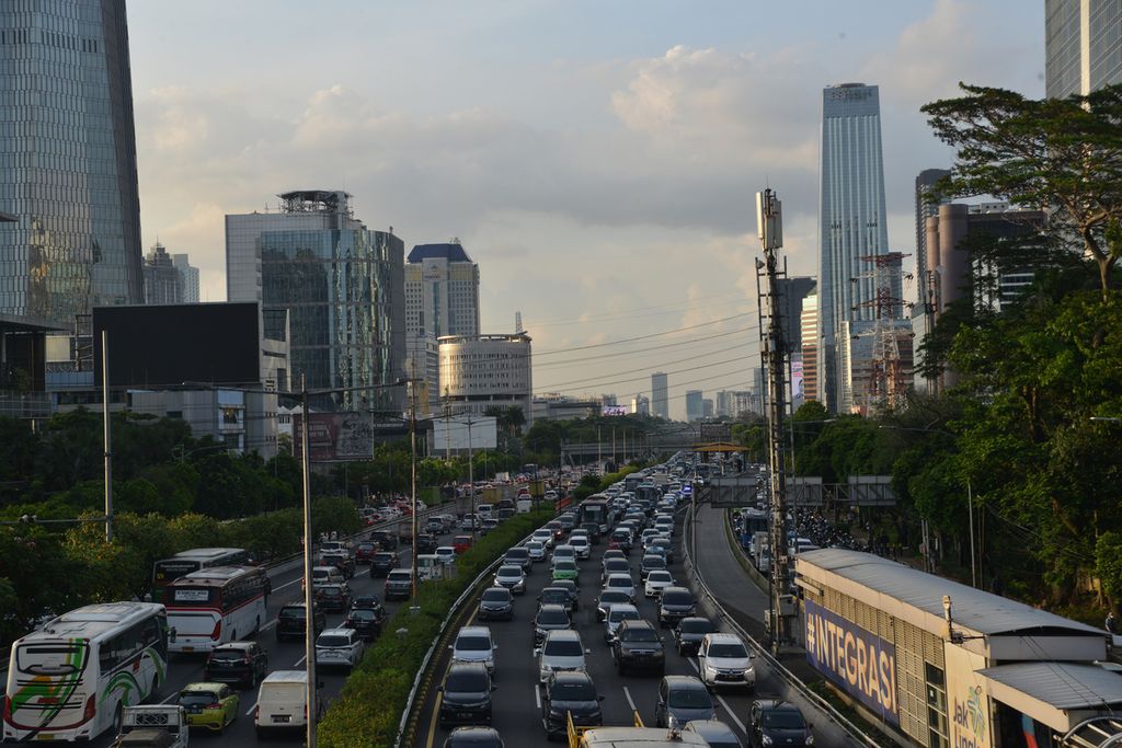 Kemacetan lalu lintas di Jalan Gatot Subroto, Jakarta Selatan, Kamis (15/12/2022) sore.