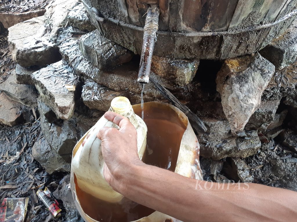Penyulingan minyak kayu putih di Namlea, Pulau Buru, Maluku, Rabu (21/6/2023).  