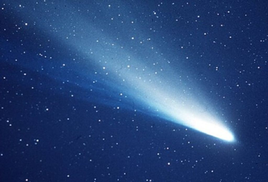 Citra komet Halley yang memiliki periode mengelilingi Matahari setiap 76 jam sekali. Terakhir, komet ini mendekati Matahari pada 1986, dan akan muncul lagi tahun 2061. Material komet yang menyublim dan tertinggal di lintasan komet menjadi bahan baku dari hujan meteor Eta Aquarid yang terjadi pada April-Mei dan hujan meteor Orionid pada Oktober. Tahun ini, puncak hujan meteor Eta Aquarid diprediksi  terjadi Kamis (6/5/2021) dini hari.