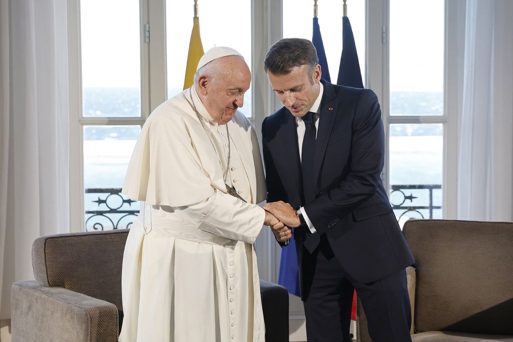 Presiden Perancis Emmanuel Macron menjamu Paus Fransiskus di Palais du Pharo, Marseille pada September 2023. 