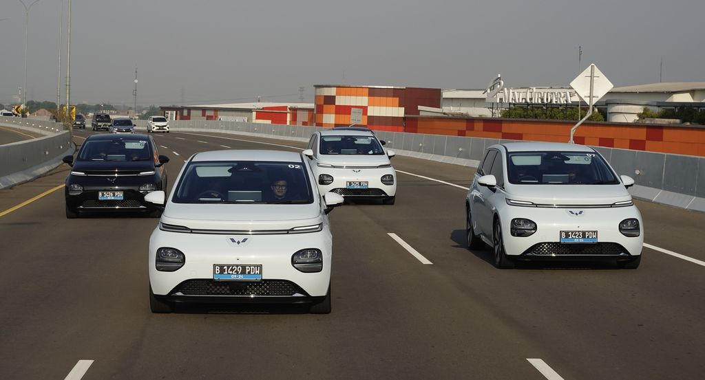 Rombongan jurnalis mencoba mengendarai mobil listrik Wuling Cloud EV melintasi ruas Jalan Tol Cibitung-Cimanggis, Jawa Barat, Selasa (13/8/2024). Mobil yang diluncurkan pada Mei 2024 ini dibanderol dengan harga Rp 398,8 juta. Kenyamanan jok dan jarak tempuh baterai mencapai sekitar 400 kilometer jadi daya tariknya.