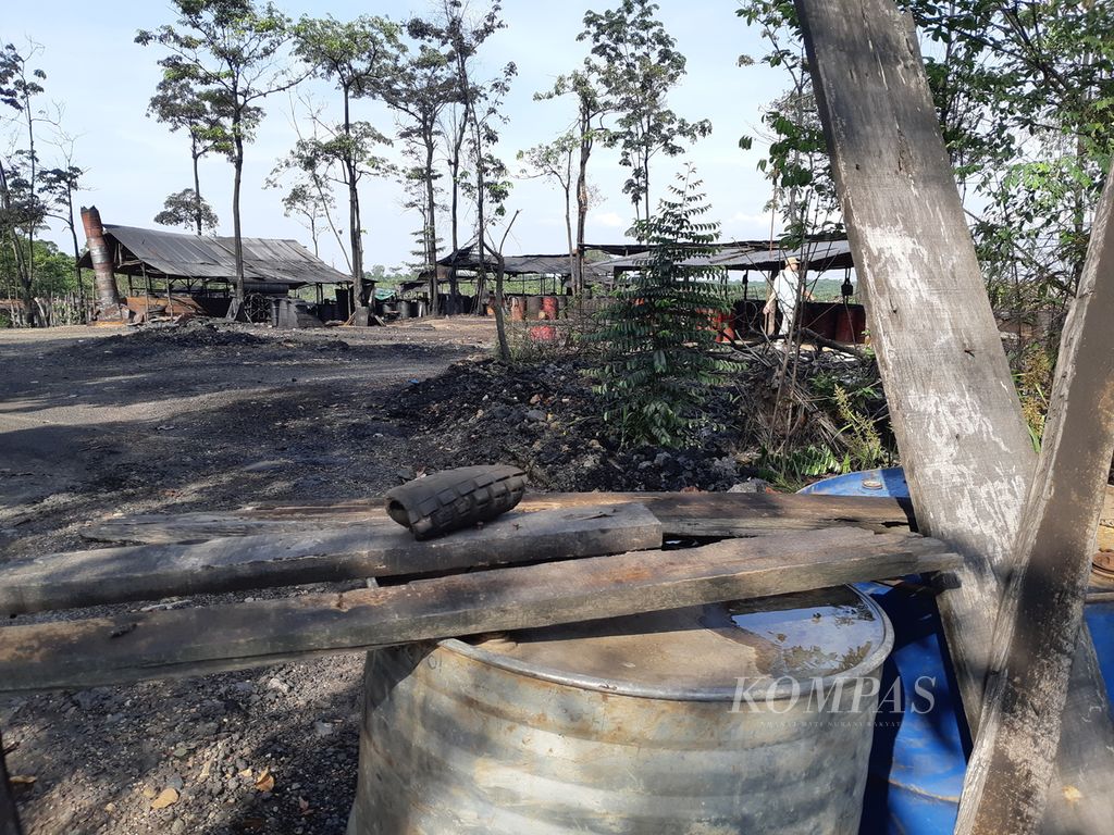 Tempat penyulingan minyak ilegal di Desa Keban I, Kecamatan Sanga Desa, Kabupaten Musi Banyuasin, Sumatera Selatan, Kamis (14/10/2021). Warga sekitar telah terbiasa melakukan aktivitas ini untuk mendapatkan uang secara instan.