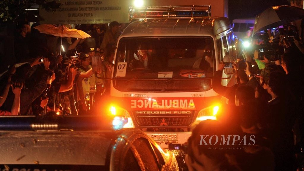 Mobil ambulans yang membawa jenazah terpidana mati Freddy Budiman meninggalkan Dermaga Wijayapura, Cilacap, Jawa Tengah, setelah menyeberang menggunakan kapal dari Pulau Nusakambangan, Jumat (29/7) dini hari. Pria asal Surabaya tersebut merupakan salah satu dari empat terpidana mati yang menjalani eksekusi hukuman mati di Pulau Nusakambangan pada hari itu.