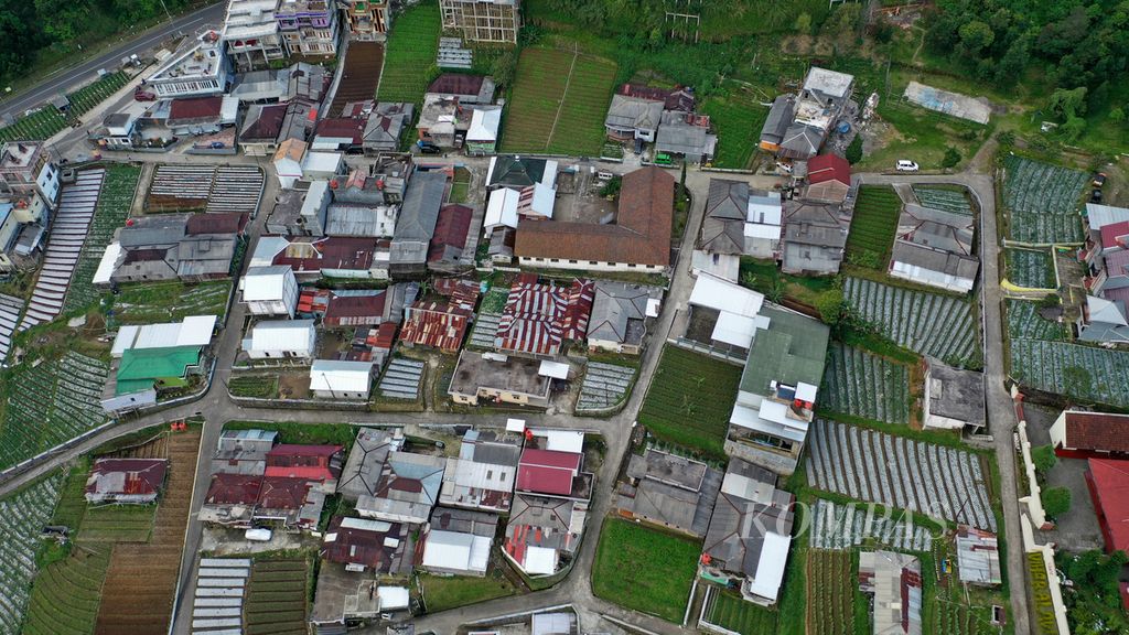 Foto udara hunian warga dan areal tanaman sayuran di Desa Gondosuli, Kecamatan Tawangmangu, Kabupaten Karanganyar, Jawa Tengah, Rabu (15/6/2022).