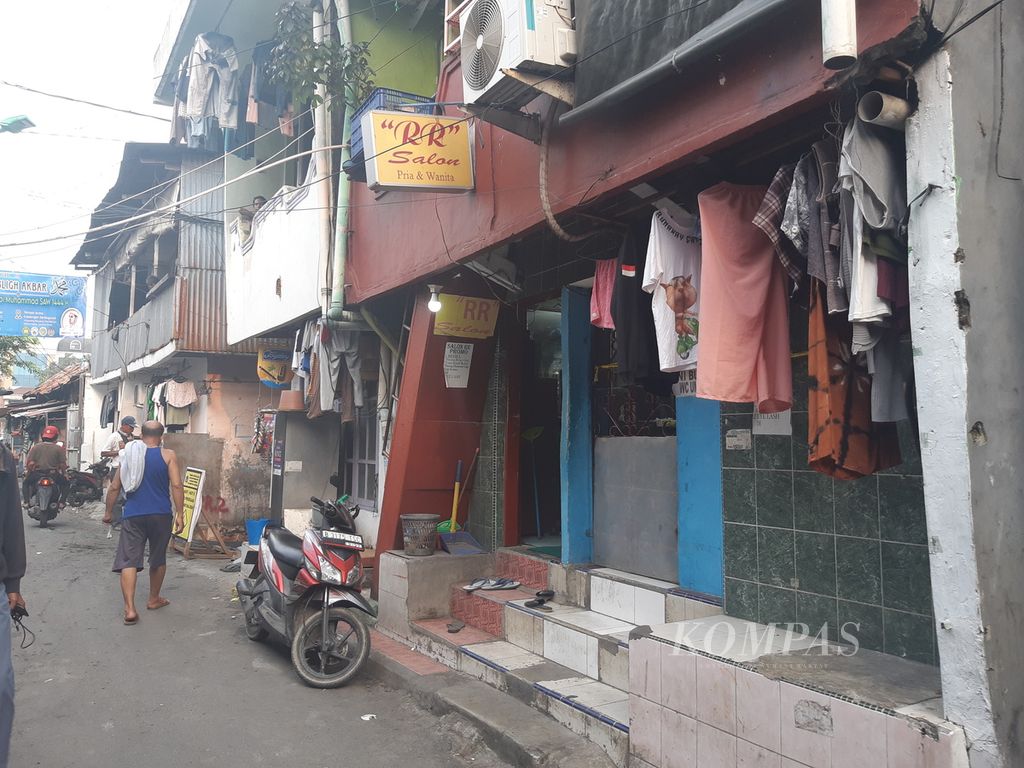 Kondisi rumah kos di wilayah Kelurahan Pekojan, Tambora, Jakarta Barat, Senin (20/3/2023) sore. Di kontrakan itu, 39 perempuan ditampung dan dipekerjakan sebagai PSK di Gang Royal, Rawa Bebek, Jakarta Utara.