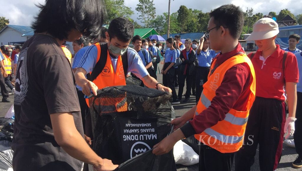 Para sukarelawan Malu Dong Community (MDC) mengumpulkan sampah yang dipungut dari area sekitar Pura Agung Besakih, Karangasem, Kamis (27/4/2023). Kegiatan <i>mareresik</i> (bersih-bersih) menjadi bentuk edukasi dan aksi nyata menumbuhkan kepedulian dan kesadaran menjaga kebersihan.