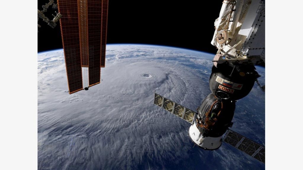 Badai Hurricane terlihat berada di Hawaii, Amerika Serikat, Rabu (22/8/2018) dini hari, seperti terlihat pada foto yang diambil dari Stasiun Ruang Angkasa Internasional (ISS) dan diunggah ke media sosial oleh astronot Ricky Arnold.