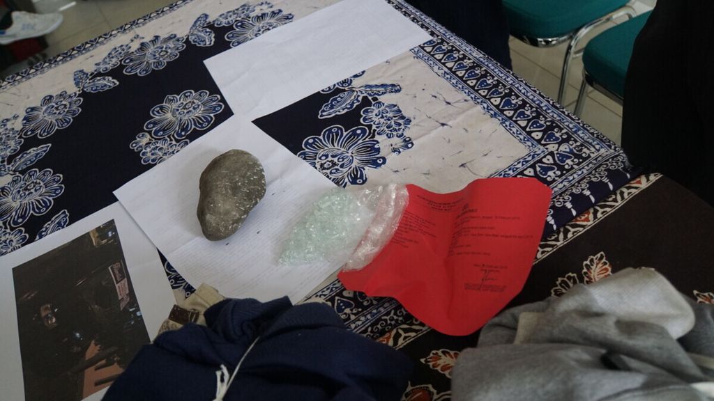 Barang bukti berupa batu dan pecahan kaca dalam aksi kekerasan anak yang diungkap di Kepolisian Sektor Mlati, Sleman, DI Yogyakarta, Rabu (13/2/2019).