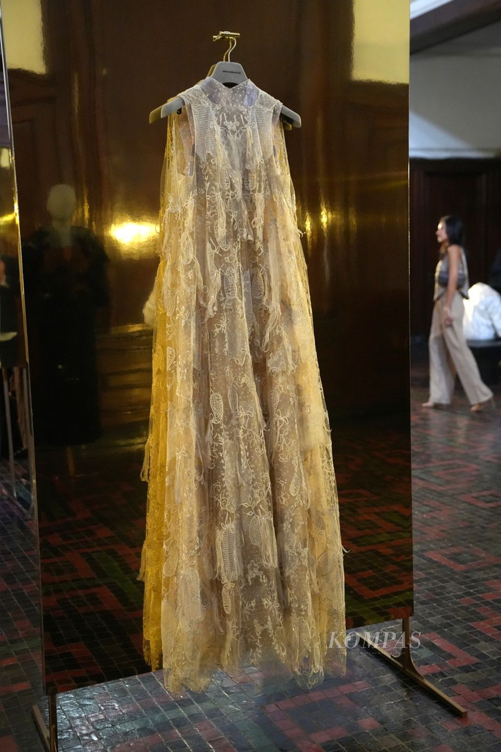 Koleksi Sapto Djojokartiko Fall Winter 2024 di Museum Mandiri, Jakarta Barat, Selasa (23/7/2024). 