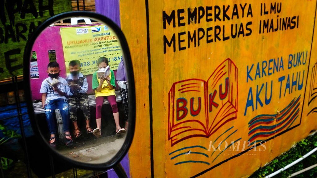 Sejumlah anak membaca buku bersama di Taman Bacaan Masyarakat (TBM) Lentera Pustaka di Kampung Loa, Desa Sukaluyu, Tamansari, Kabupaten Bogor, Jawa Barat, Senin (29/11/2021).