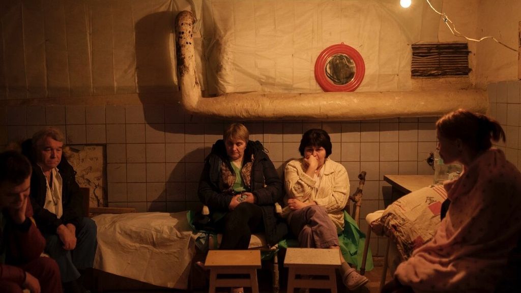 Sejumlah staf rumah sakit duduk di ruang bawah tanah, yang digunakan sebagai tempat perlindungan bom, saat alarm serangan udara berbunyi di Brovary, utara Kiev, Ukraina, Kamis (17/3/2022).