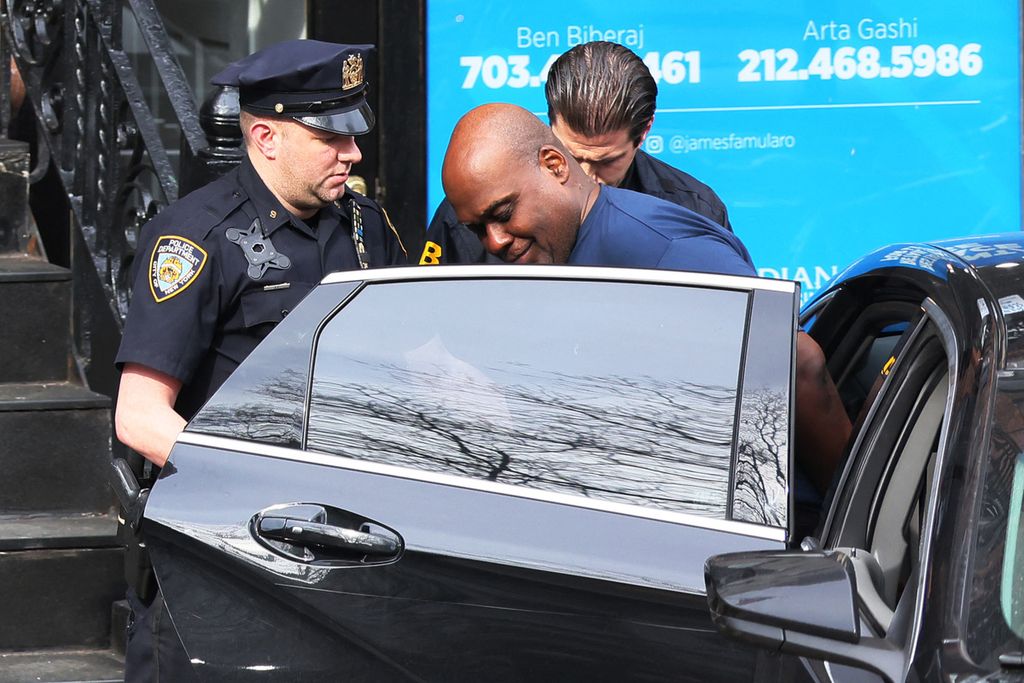 Tersangka penembakan di stasiun metro New York, Frank James, dibawa polisi di Ninth Precinct, 13 April 2022. Ia diduga menembak 10 orang, lima di antaranya terluka berat di kereta yang melaju di tengah kesibukan pagi. 