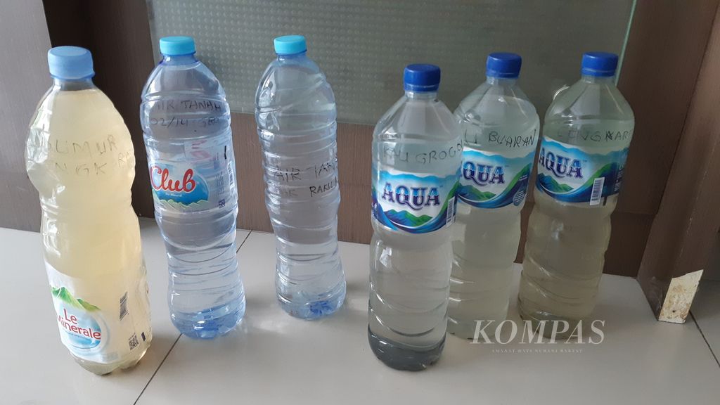 Botol-botol sampel air sungai dan tanah yang diambil Kompas untuk diuji kadar logamnya, Selasa (15/8/2023). Sampel diteliti di Laboratorium Adhikari, Cibubur, Jakarta Timur.