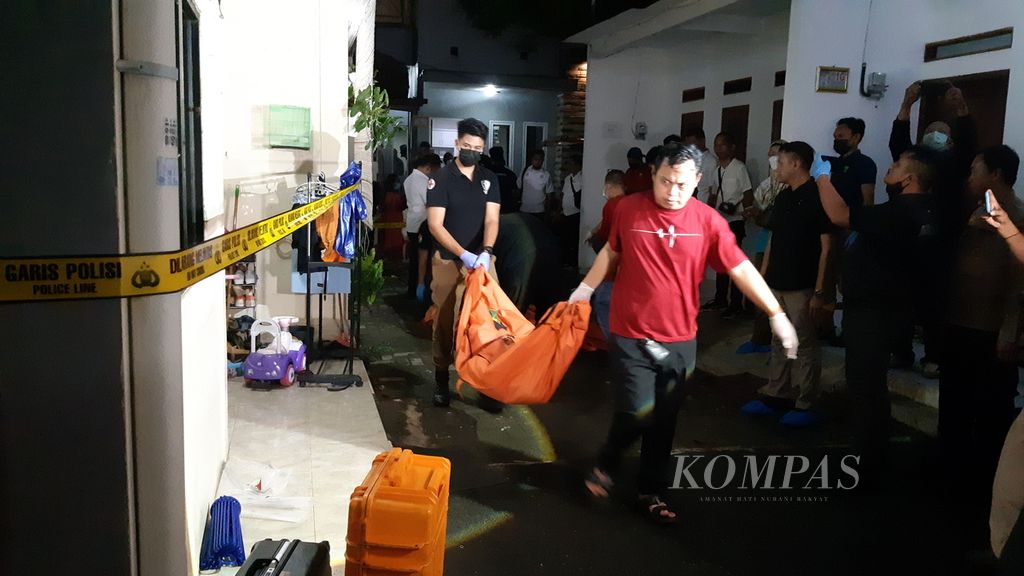 Tim gabungan sedang mengevakuasi empat anak yang tewas di dalam rumah kontrakan di Jagakarsa, Jakarta Selatan, Rabu (6/12/2023).
