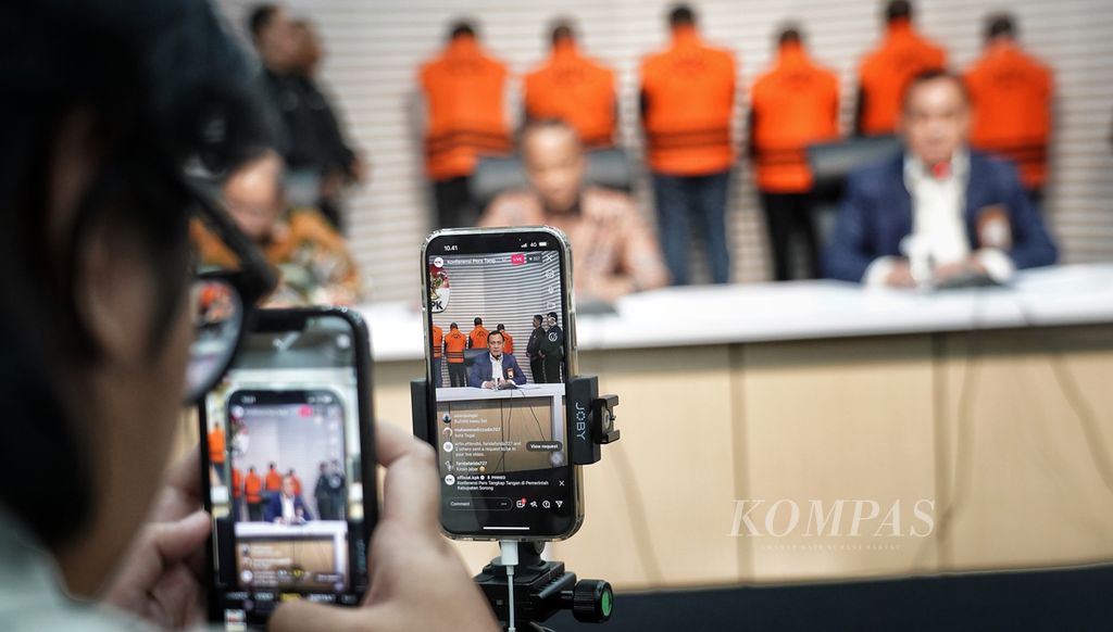 Petugas Komisi Pemberantasan Korupsi (KPK) menyiarkan ekspos operasi tangkap tangan (OTT) di lingkungan Kabupaten Sorong, Provinsi Papua Barat Daya di Gedung Merah Putih, KPK, Jakarta, Selasa (14/11/2023). 