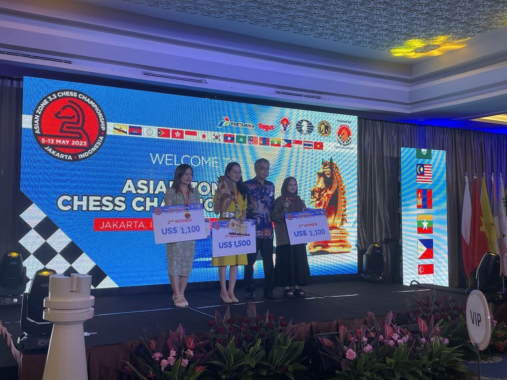 Pecatur Indonesia WIM Dita Karenza (kanan) meraih juara ketiga dalam Kejuaraan Catur Zona 3.3 Asia di Hotel Century Park, Jakarta, Jumat (12/5/2023).