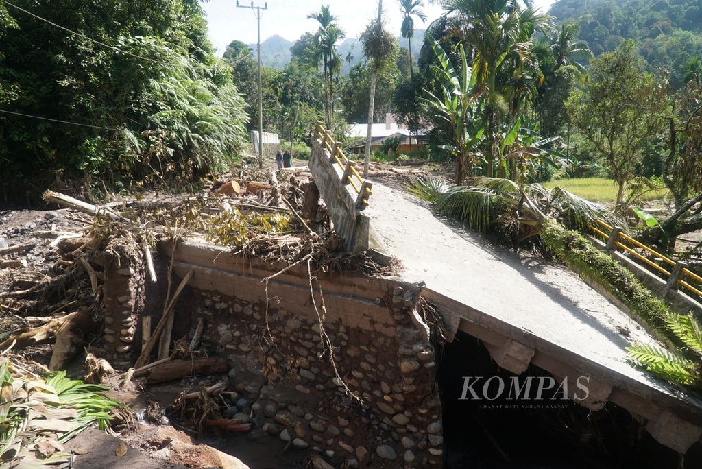 Salah satu jembatan yang putus dihantam banjir bandang pada anak Sungai Surantih di Kampung Langgai, Nagari Ganting Mudik Utara Surantih, Kecamatan Sutera, Kabupaten Pesisir Selatan, Sumatera Barat, Kamis (14/3/2024). 