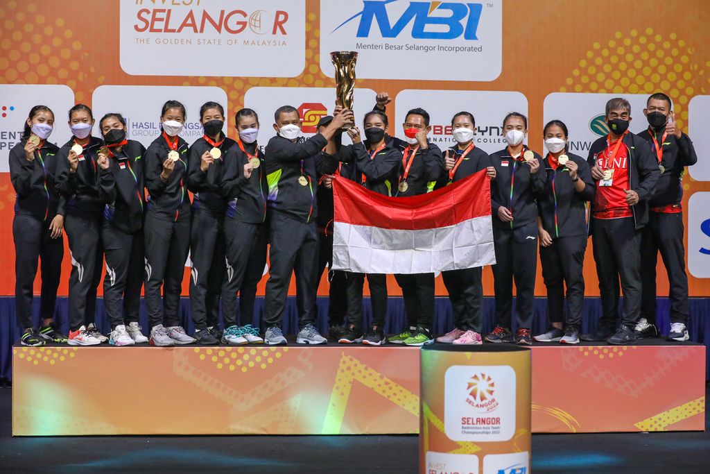 Tim bulu tangkis putri Indonesia dengan trofi juara Asia seusai mengalahkan Korea Selatan, 3-1, pada final Kejuaraan Bulu Tangkis Beregu Asia di Selangor, Malaysia, Minggu (20/2/2022).