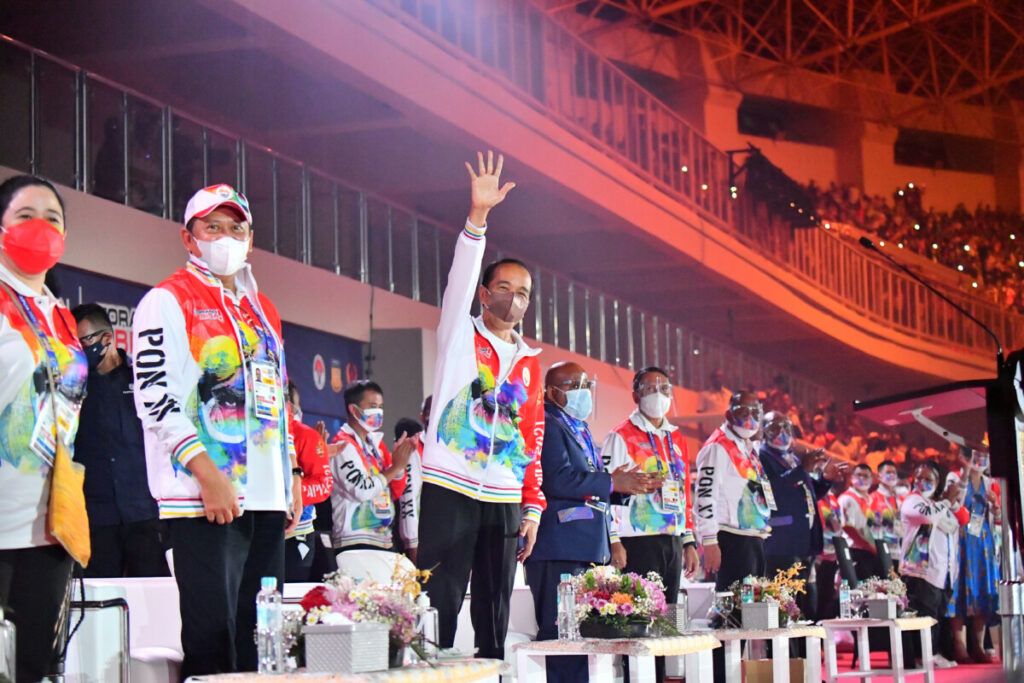 Presiden Joko Widodo melambaikan tangan kepada atlet dan penonton pada pembukaan PON Papua 2021 di Stadion Lukas Enembe, Jayapura, Papua Sabtu (02/10/2021).