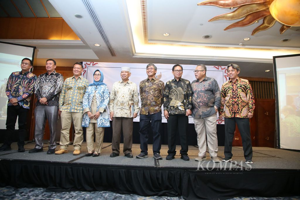 Sembilan anggota Dewan Pers terpilih mengikuti acara serah terima jabatan anggota dewan pers periode 2022-2025 di Jakarta, Rabu (18/5/2022).  Azyumardi Azra menjadi ketua Dewan Pers periode 2022-2025.
