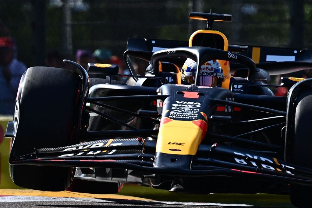 Pebalap Red Bull, Max Verstappen, memacu mobilnya saat sesi kualifikasi Formula 1 seri Emilia Romagna di Imola, Sabtu (18/5/2024). 