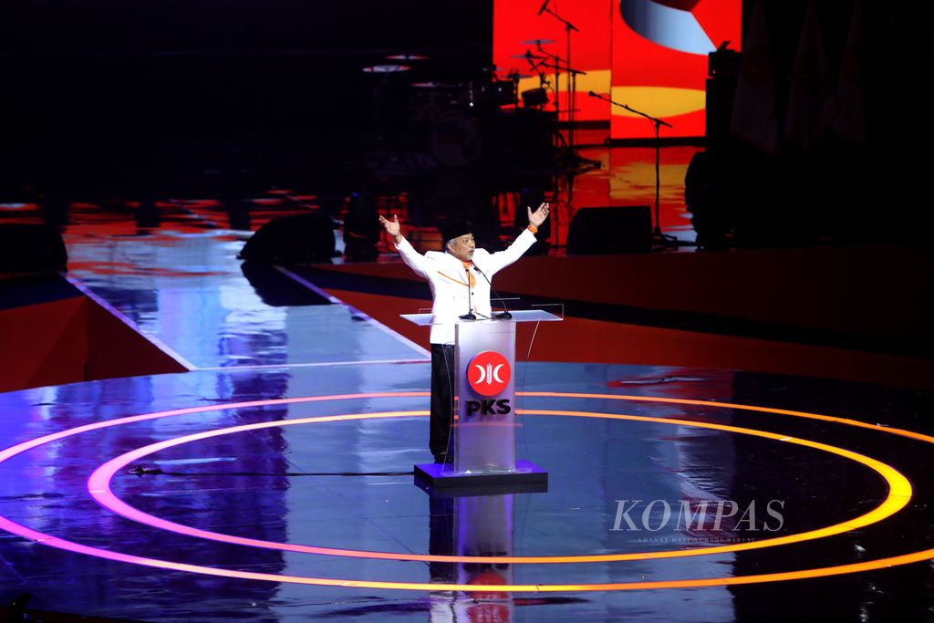 Presiden Partai Keadilan Sejahtera (PKS) Ahmad Syaikhu menyampaikan pidato kebangsaan pada puncak peringatan Milad ke-20 PKS di Istora Senayan, Jakarta, Minggu (29/5/2022). Acara ini dimeriahkan bazar dan pesta rakyat, hiburan musik, dan pidato kebangsaan dari tokoh PKS dan tokoh politik dari partai lain.