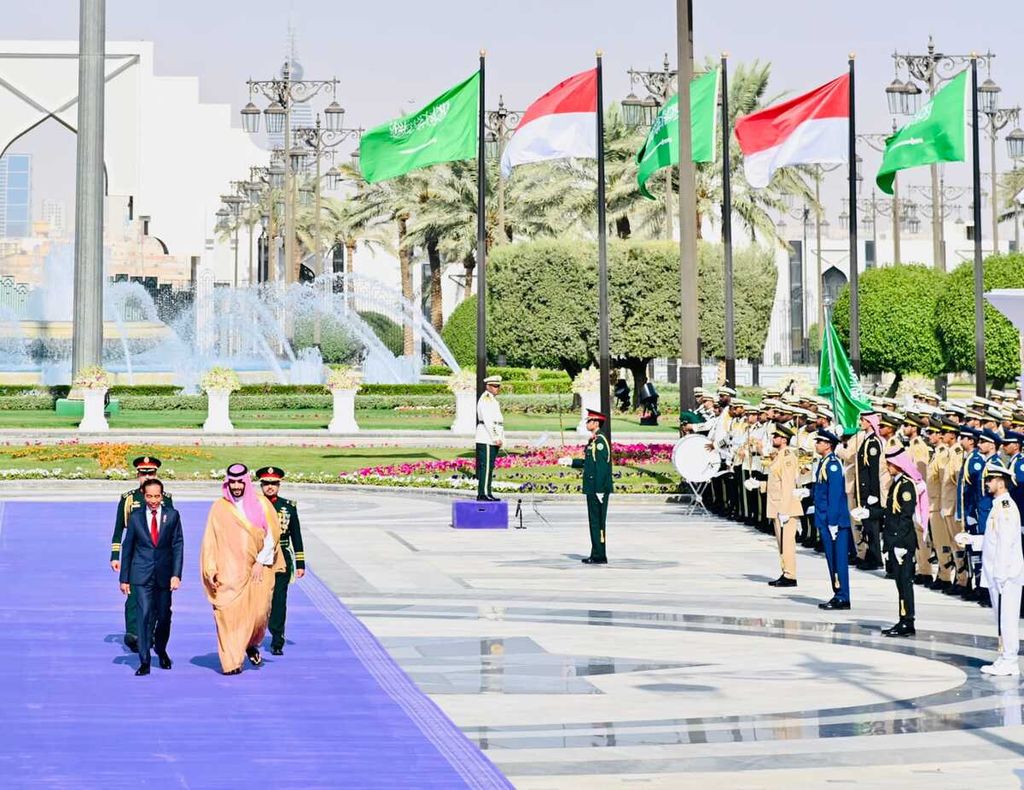 Perdana Menteri Kerajaan Arab Saudi Mohammed bin Salman al-Saud mengajak Presiden Joko Widodo mengikuti upacara penyambutan resmi di halaman Istana Al-Yamamah, Riyadh, Kamis (19/10/2023).